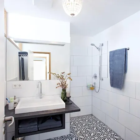 Koenigsschlaf No2 - Traum In Rosa Im Herzen Von Apartmán Kostnice